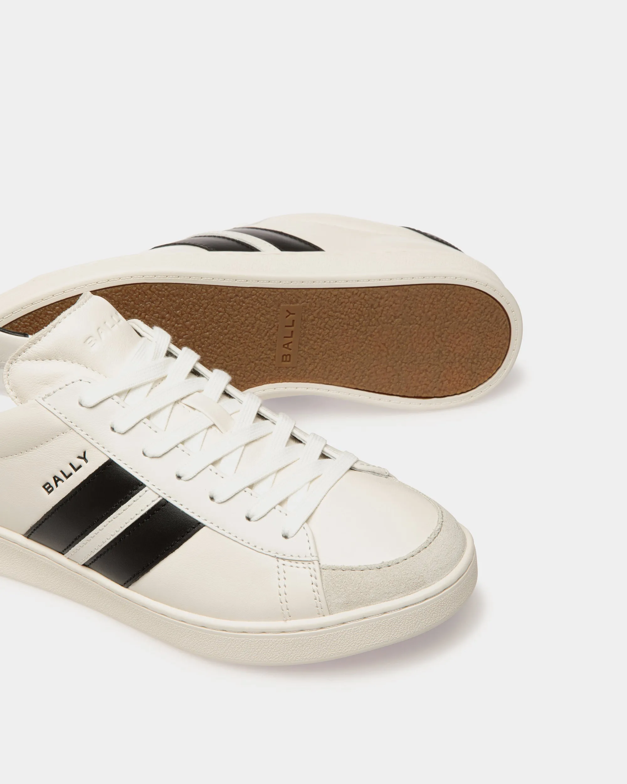 Tennis Sneaker in White and Black Leather