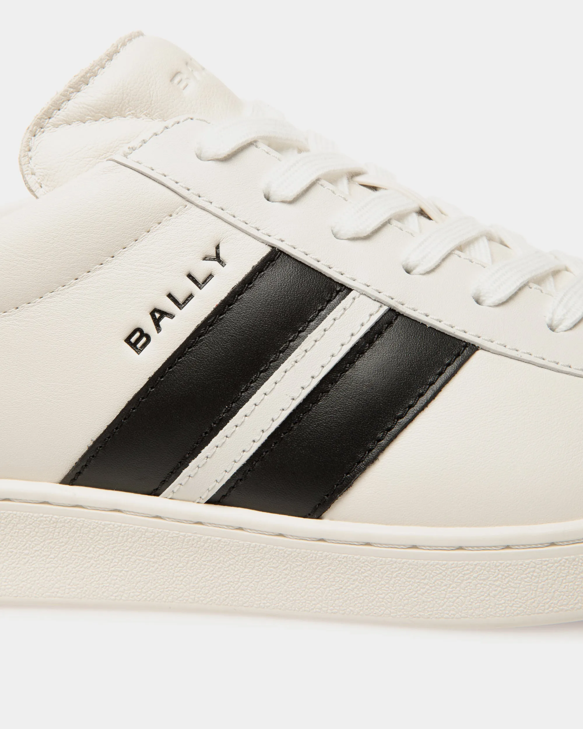 Tennis Sneaker in White and Black Leather