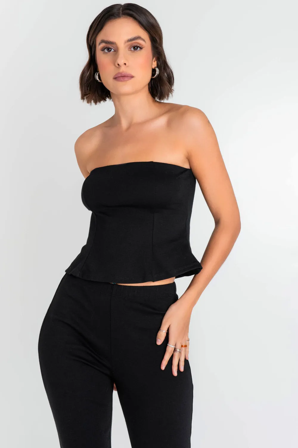 Top tubo peplum con cortes olanes